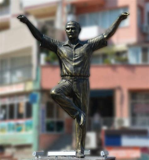 İ­z­m­i­r­­e­ ­h­a­r­m­a­n­d­a­l­ı­ ­o­y­n­a­y­a­n­ ­A­t­a­t­ü­r­k­ ­h­e­y­k­e­l­i­